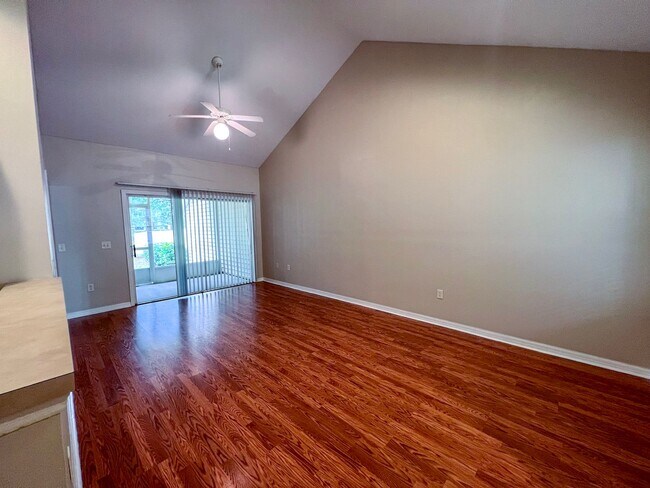 Building Photo - 1/1 Condo in the Greens at West End - Available mid-June!