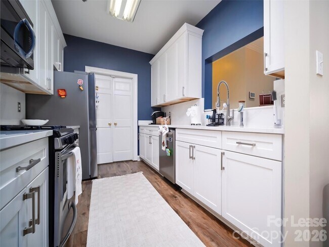 Building Photo - 5609 Fairview Rd