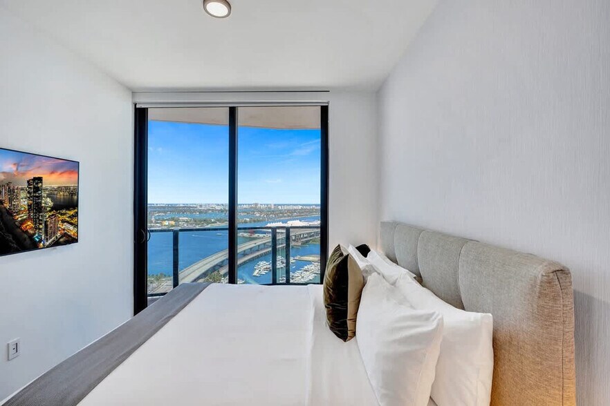 Building Photo - 398 NE 5th St