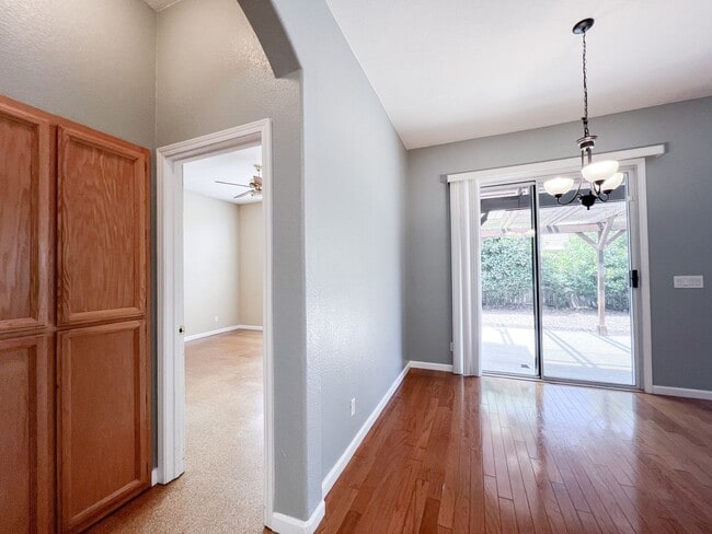 Building Photo - Spacious Single Story 3 Bd, 2 Ba Home in S...