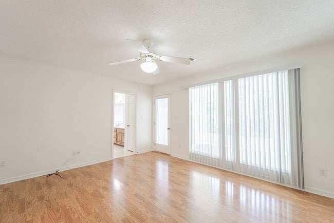 Building Photo - 4 bed, 3 bath, home with privet sunroom off master.