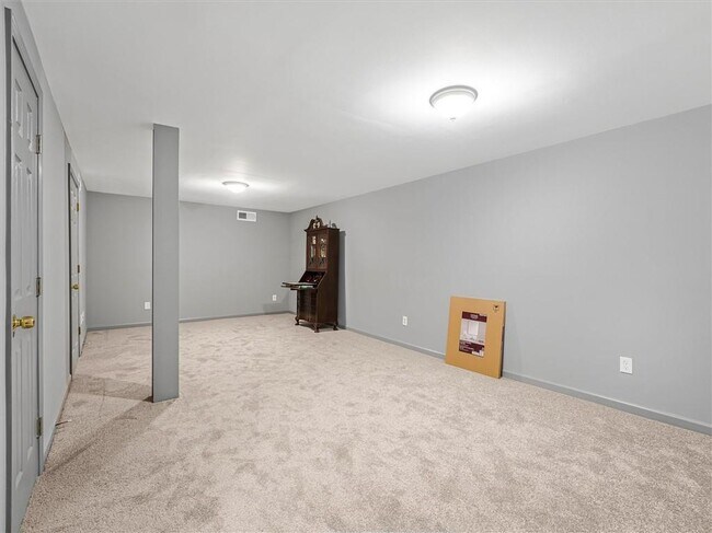 Building Photo - 6265 Lakeview Dr