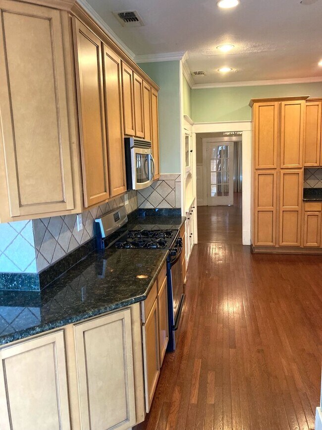 Building Photo - ZERO APPLICATION FEE FOR THIS ALTA VISTA BUNGALOW!