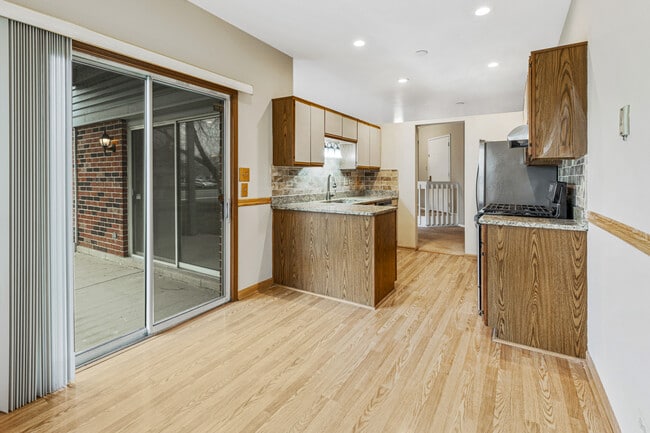 Building Photo - 1665 Commodore Ct