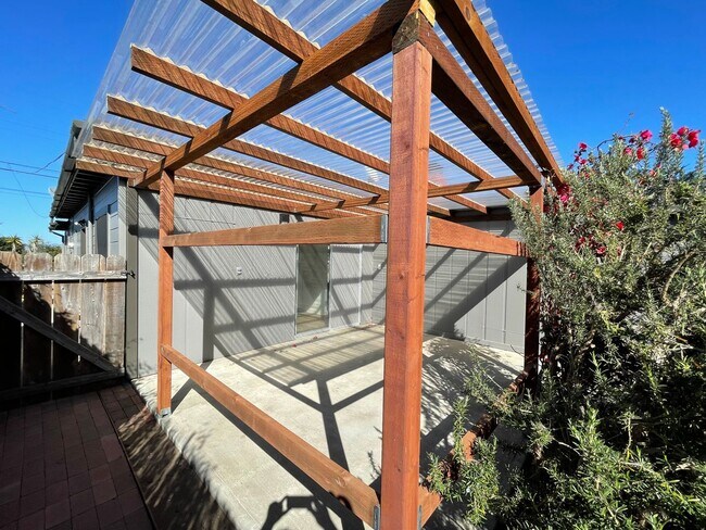 Building Photo - 489 Manzanita Dr