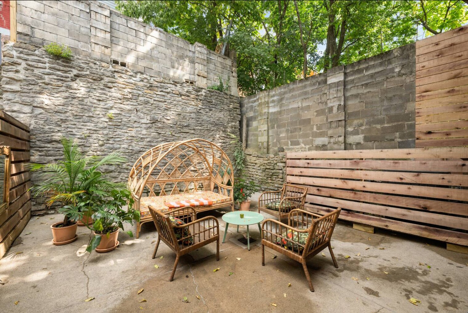 Building Photo - 2 Hust Alley