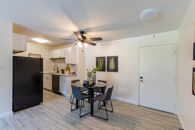 Building Photo - The Oaks | 1-Bedroom Unit