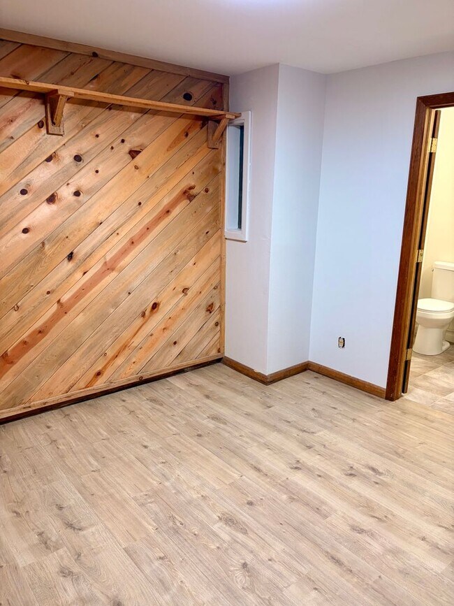 Building Photo - Two Bedroom PLUS Bonus Room on the West End of Pearl Street