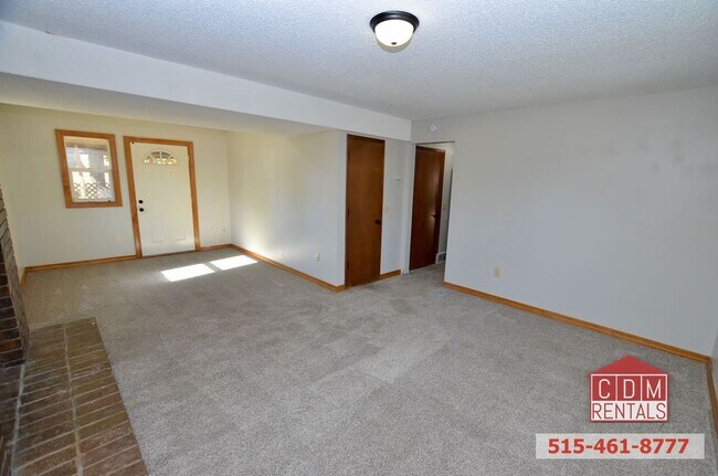 Building Photo - Wonderful Urbandale Home