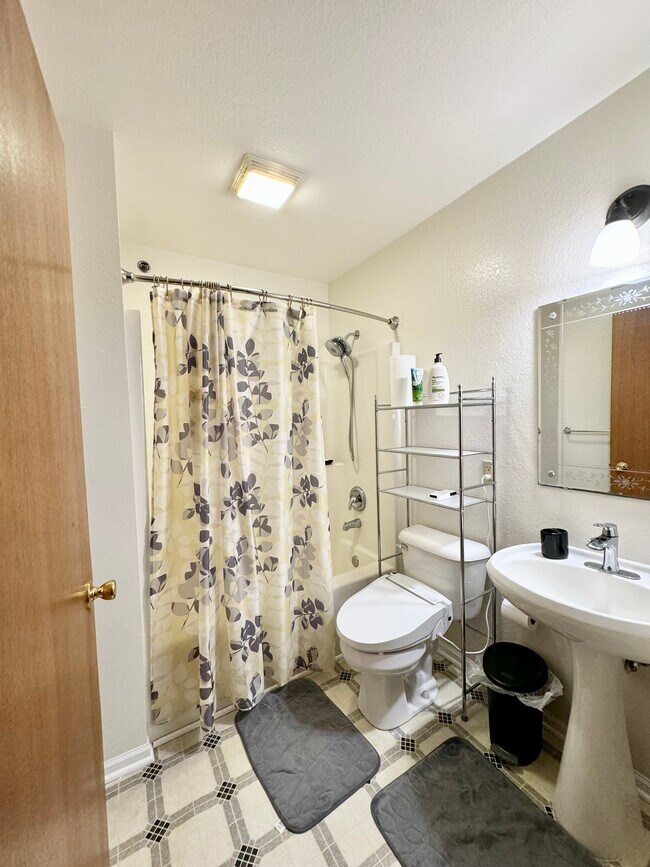 Building Photo - 367 Kristin Ct E