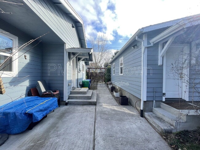 Building Photo - 4834 SE Kelly St