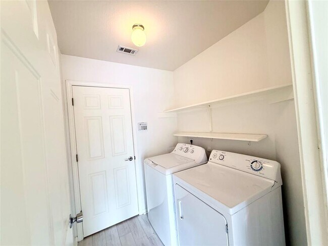 Building Photo - 206 Sunshadow Dr