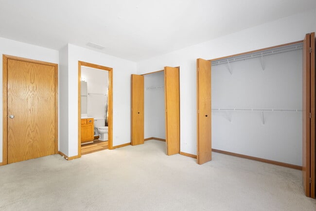 Building Photo - 2877 Stonewater Dr