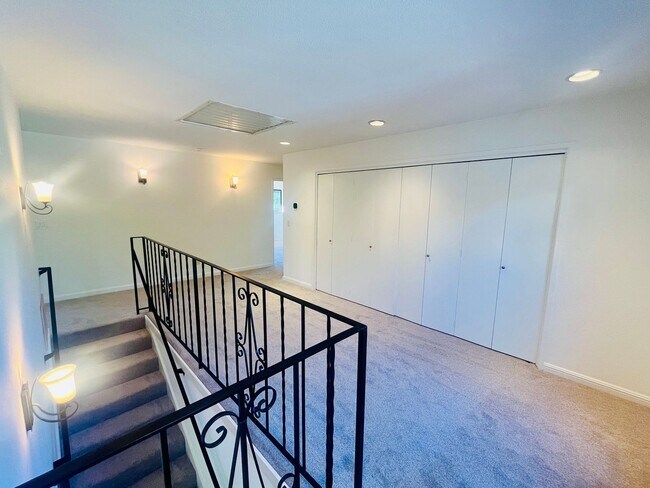 Building Photo - Extraordinary home with expansive yard on a flag lot in Mountain View.  Great Location and Schools.