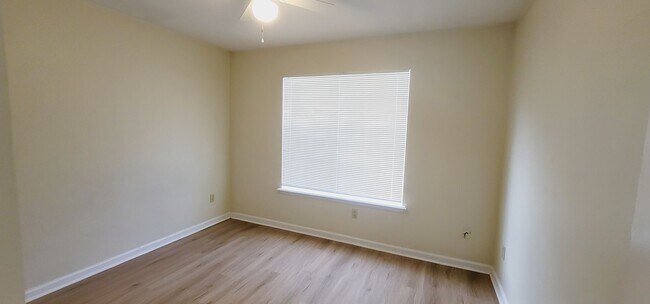 Building Photo - CLOSE TO CAMPUS 3/3 w/ Washer/Dryer, Lawn Maintenance Included, & More! $1875/month Avail startin...