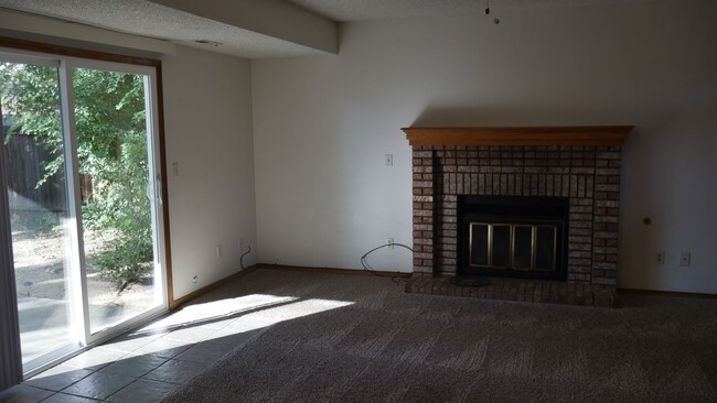 Building Photo - 4 Bed, 3 Bathroom House with Fenced in Bac...