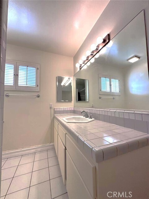 Building Photo - 1126 Highland Oaks Dr