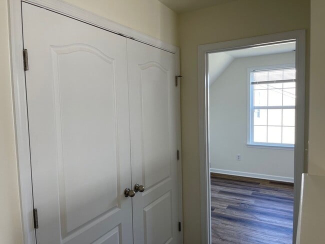 Building Photo - Spacious Duplex close to schools and shopping. Move in mid-June