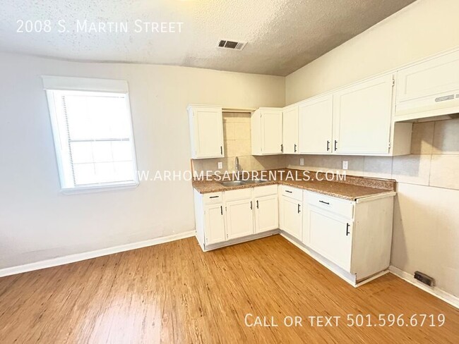 Building Photo - 2008 S Martin St