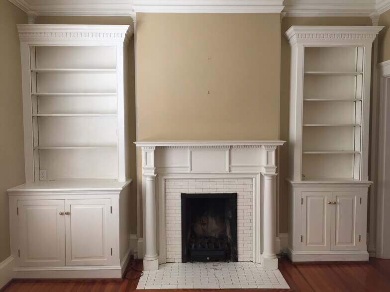 Den - 1403 N Augusta St
