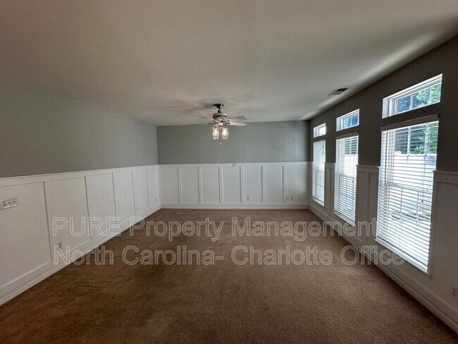 Building Photo - 6033 Queens Walk Ct