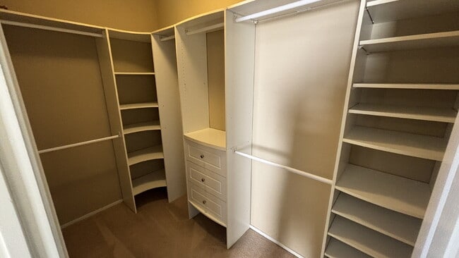 Building Photo - 3 BED, 2 bath, Single Story