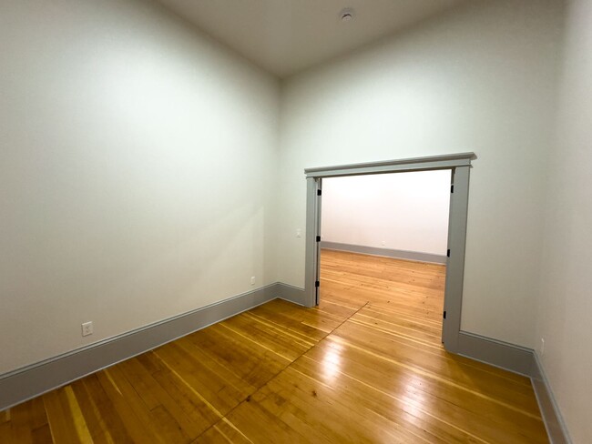 Building Photo - NEWLY RENOVATED DOWNTOWN SALEM ONE BEDROOM