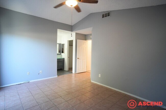 Building Photo - Cute Home in Southwest Bakersfield!