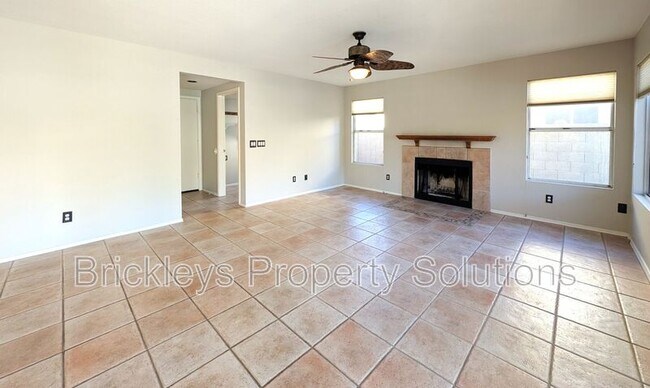 Building Photo - 2340 W Myrtle Dr