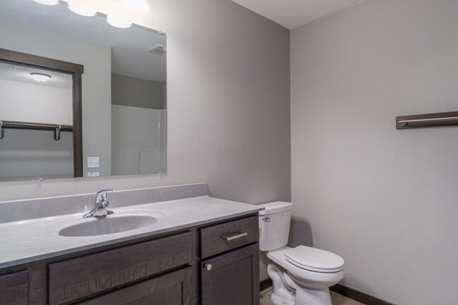 Building Photo - Modern 2 Bedroom, 2 Bathroom Residence wit...