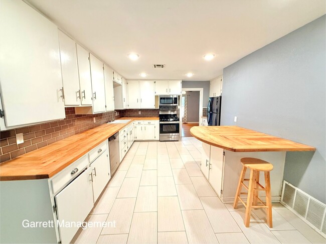 Building Photo - Spacious 5 Bedroom, 3 bath