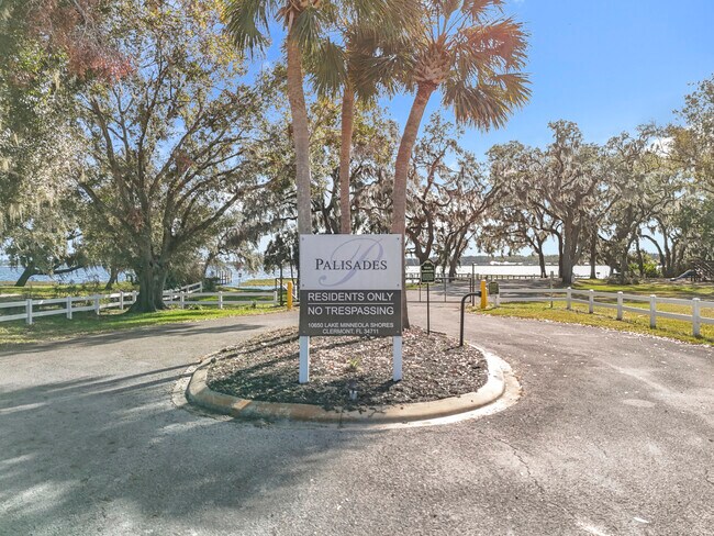 Building Photo - 10073 Spring Lake Dr