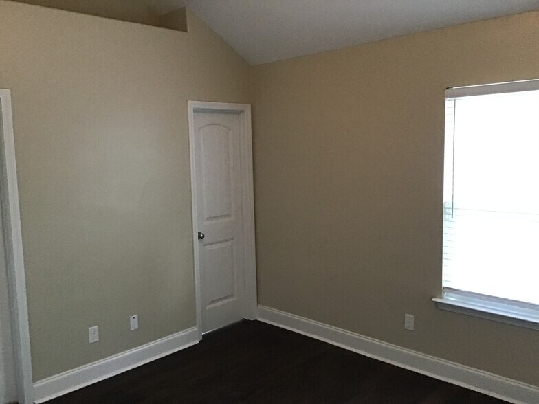 Building Photo - 130 Crossing Cir