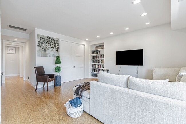 Building Photo - Top-Floor Corner Condo Near Downtown Palo ...