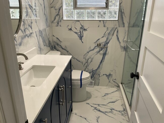 Building Photo - 566 N Howard Ave