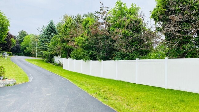 Building Photo - Spacious Four-Bedroom House in the Heart o...