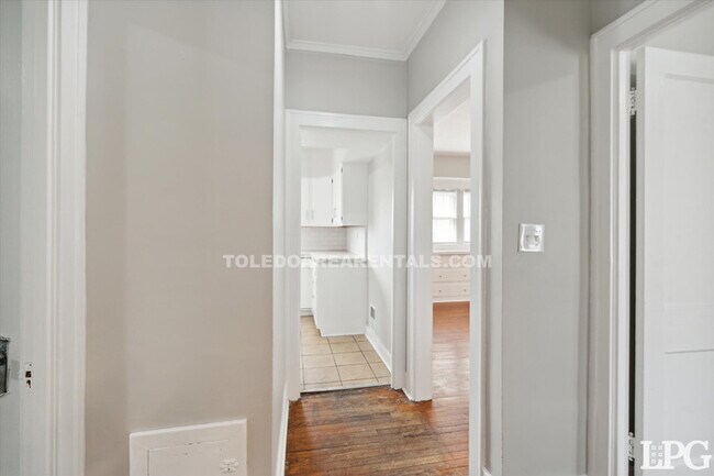 Building Photo - 4138 N Lockwood Ave