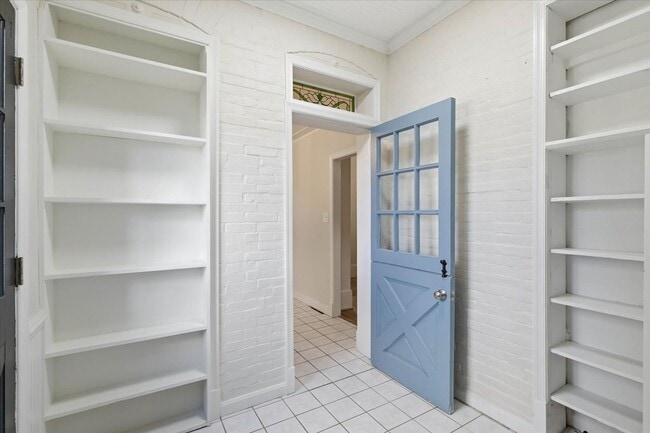 Building Photo - 305 W Broadway