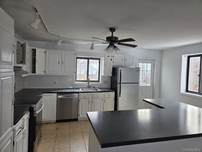 Building Photo - 135 Shawanga Lodge Rd