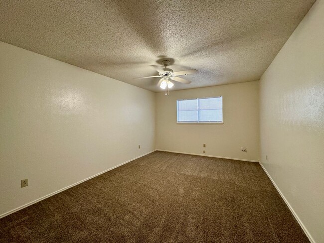 Building Photo - Duplex *LEASING SPECIAL AVAILABLE*