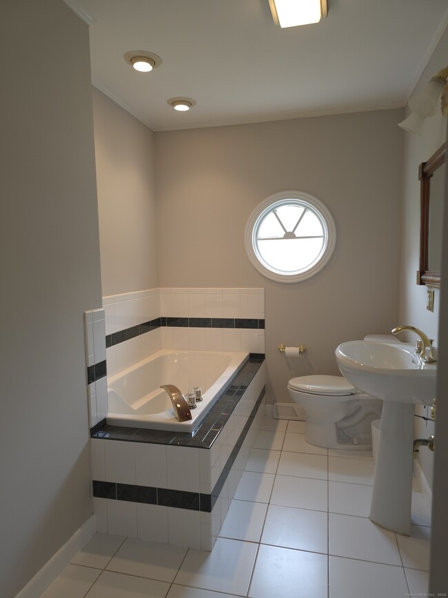 Building Photo - 523 Overlook Dr