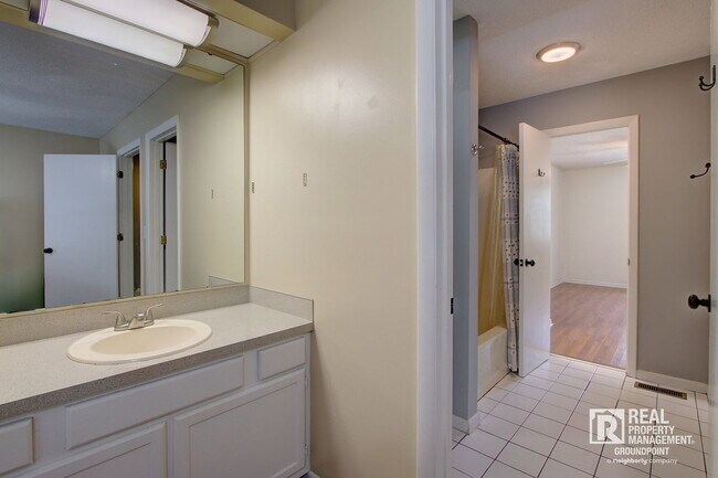 Building Photo - 8471 Yadkin Cir