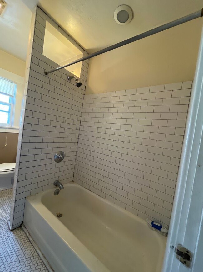 Building Photo - 2 bedroom Apartment Near German Village