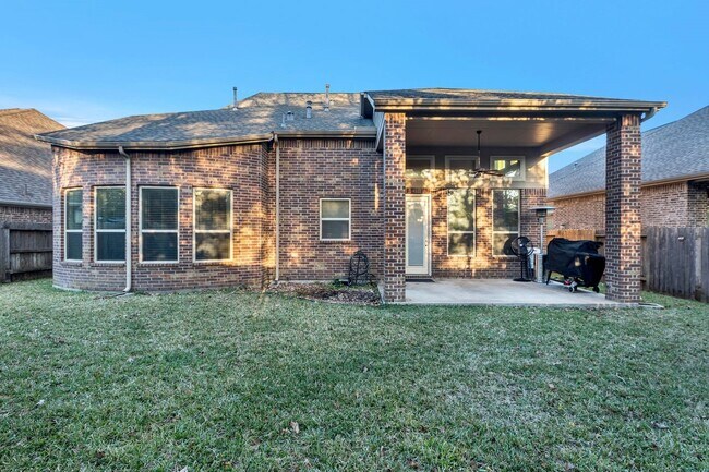 Building Photo - 18418 Hounds Lake Dr