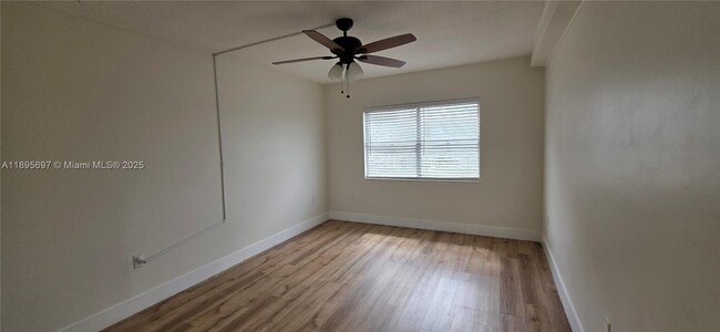 Building Photo - 400 Kings Point Dr
