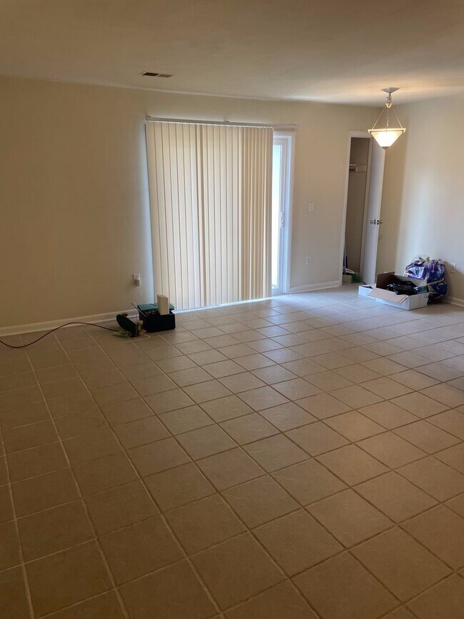 Building Photo - UT - 1210-A