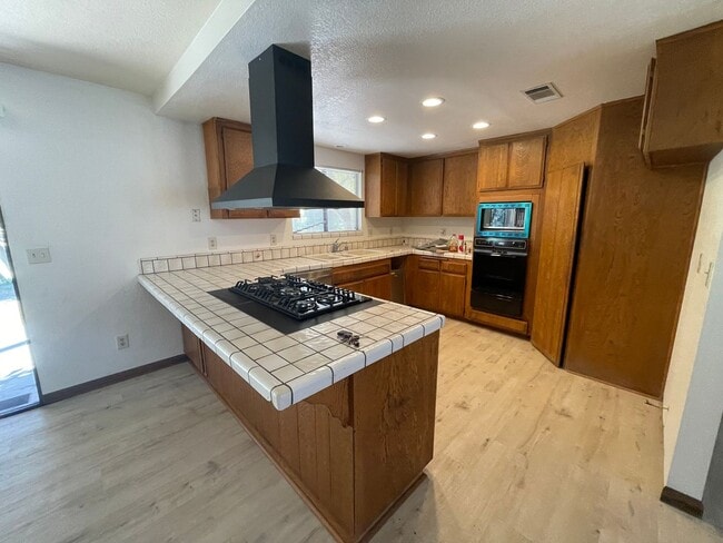 Building Photo - Golf Course- On The Mesa 3 Bedrooms, 2 Bathrooms, New Paint,