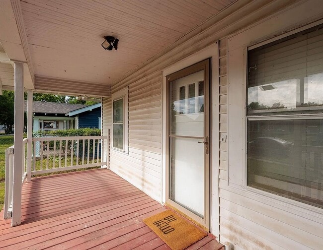 Building Photo - $895 - 2 bedroom / 1 bathroom - Single Fam...