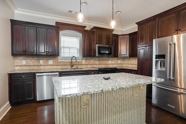 Building Photo - Inviting 3-Bedroom Home