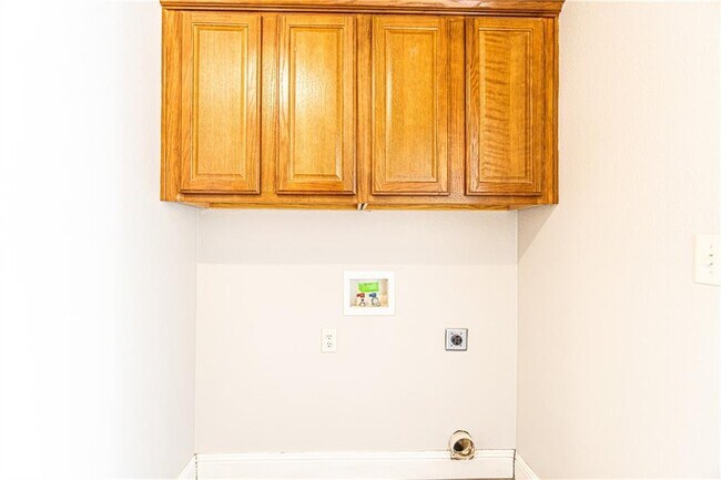 Building Photo - 802 Baker St NW